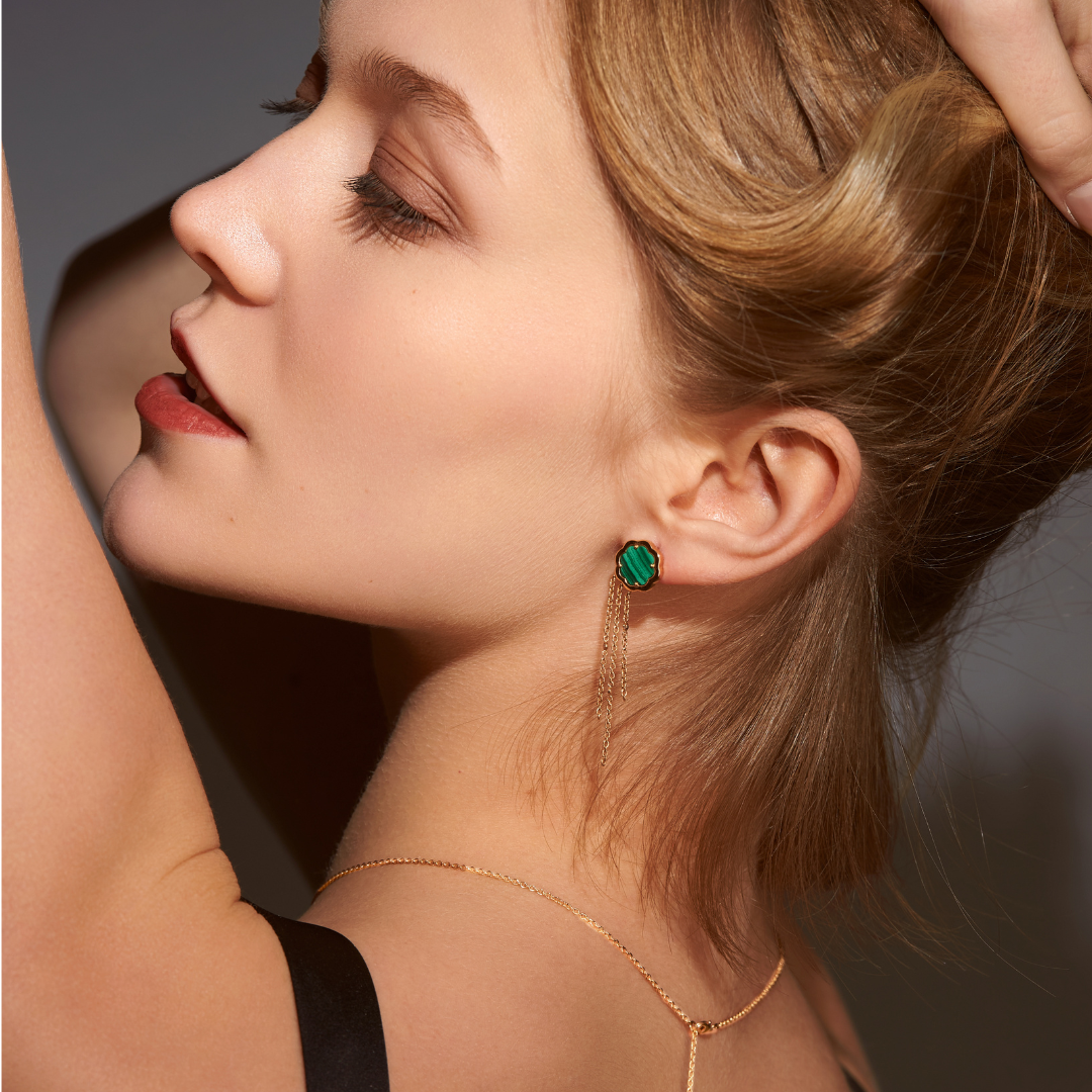 Discover QUIYEE 's MIMOSA EN MÉMOIRE bracelets, which integrated the legendary ancient Chinese garden elements with modern French design, set with perfect gemstones to add freshness to your looks.