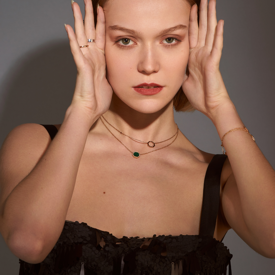 Discover QUIYEE 's MIMOSA EN MÉMOIRE necklaces & pendants, which integrated the legendary ancient Chinese garden elements with modern French design, set with perfect gemstones to add freshness to your looks.