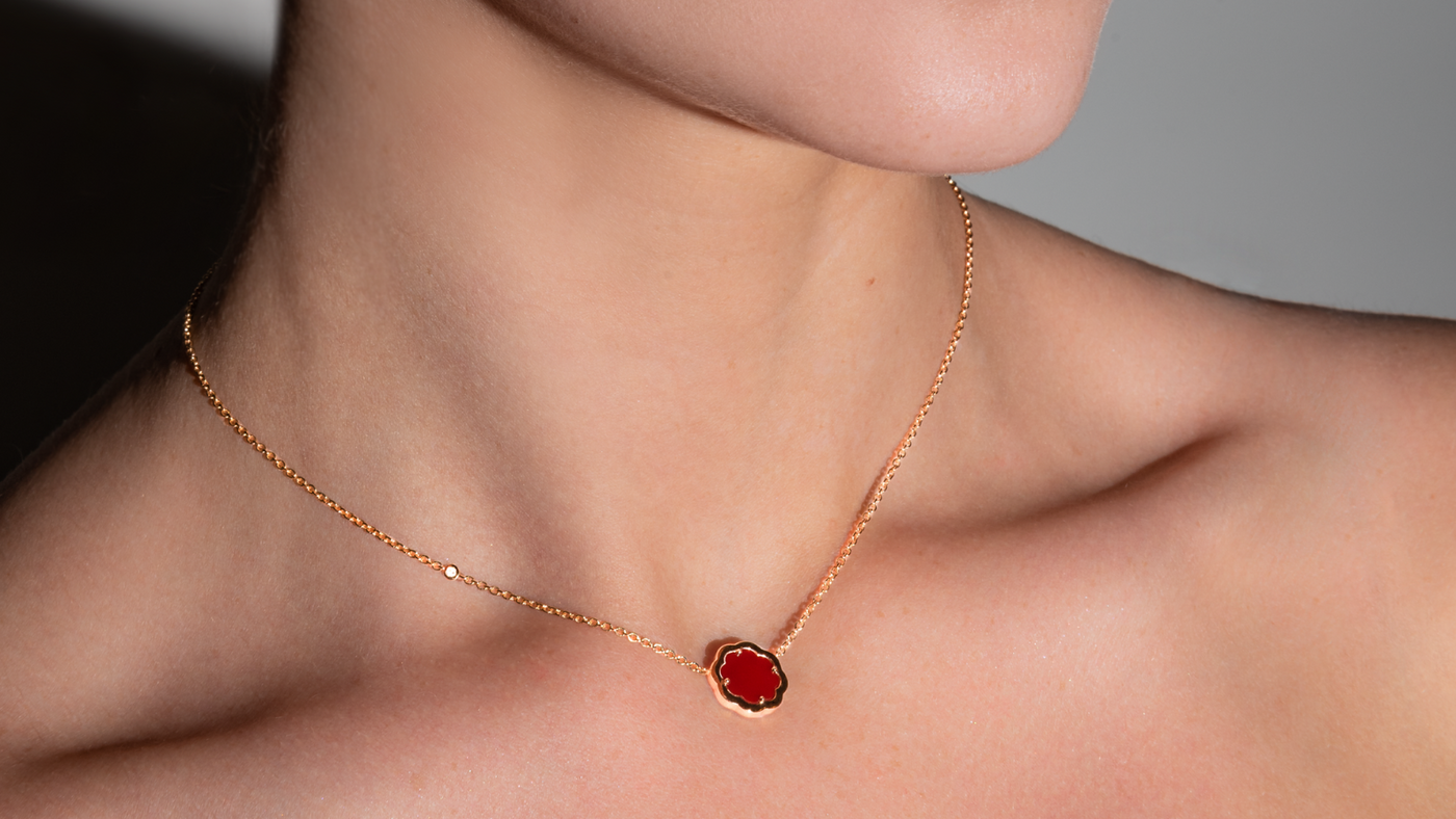 Discover QUIYEE pendants, with a dazzling range of forms and colours, in rose gold, with diamonds, or gemstones. Our pendants are sleek and classy to suit all your look under all occasions.