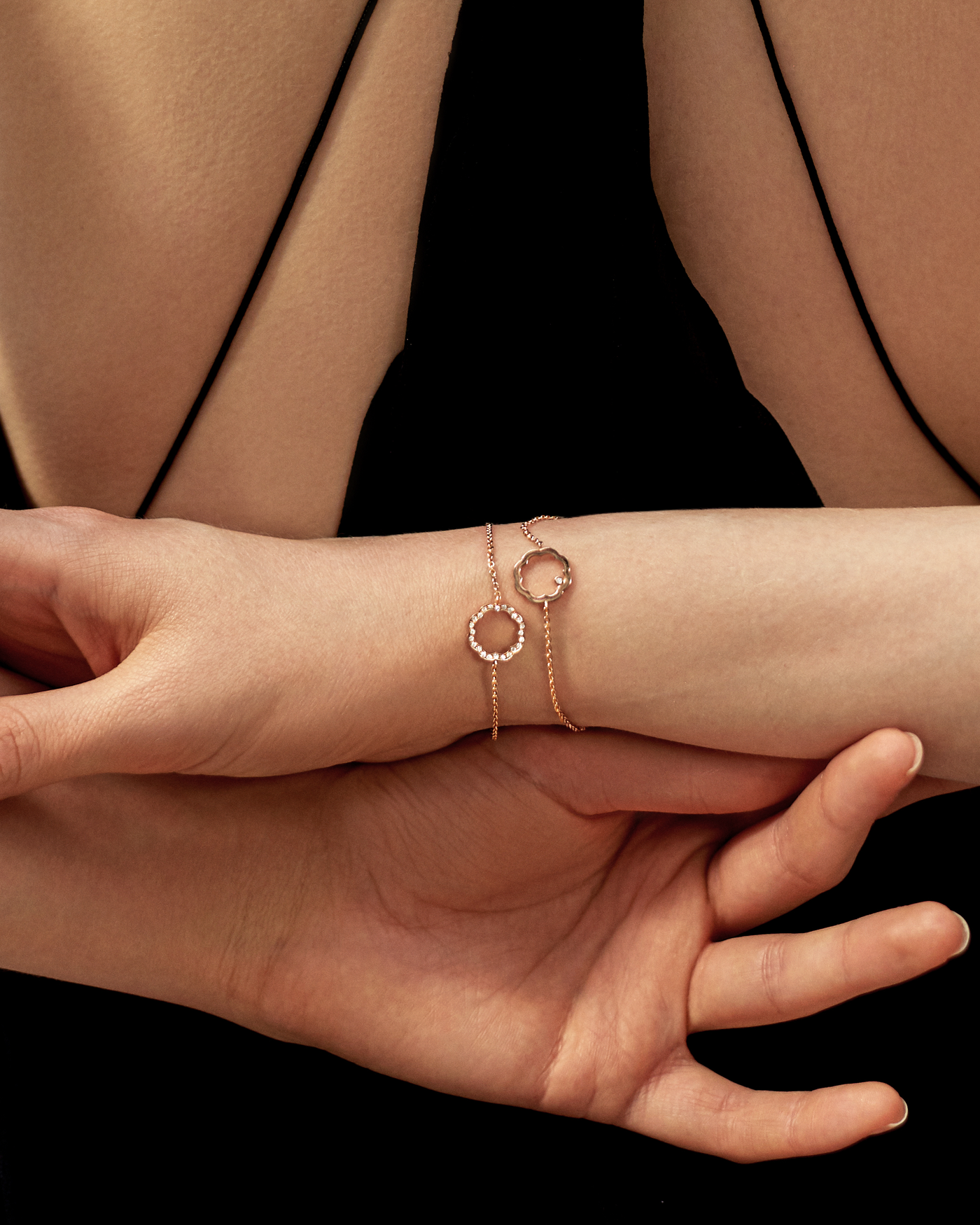 Discover QUIYEE bracelets, in rose gold, set with diamonds and beautiful gemstones. Our bracelets offer a wide variety of forms to embellish the wrist, express your glamour.