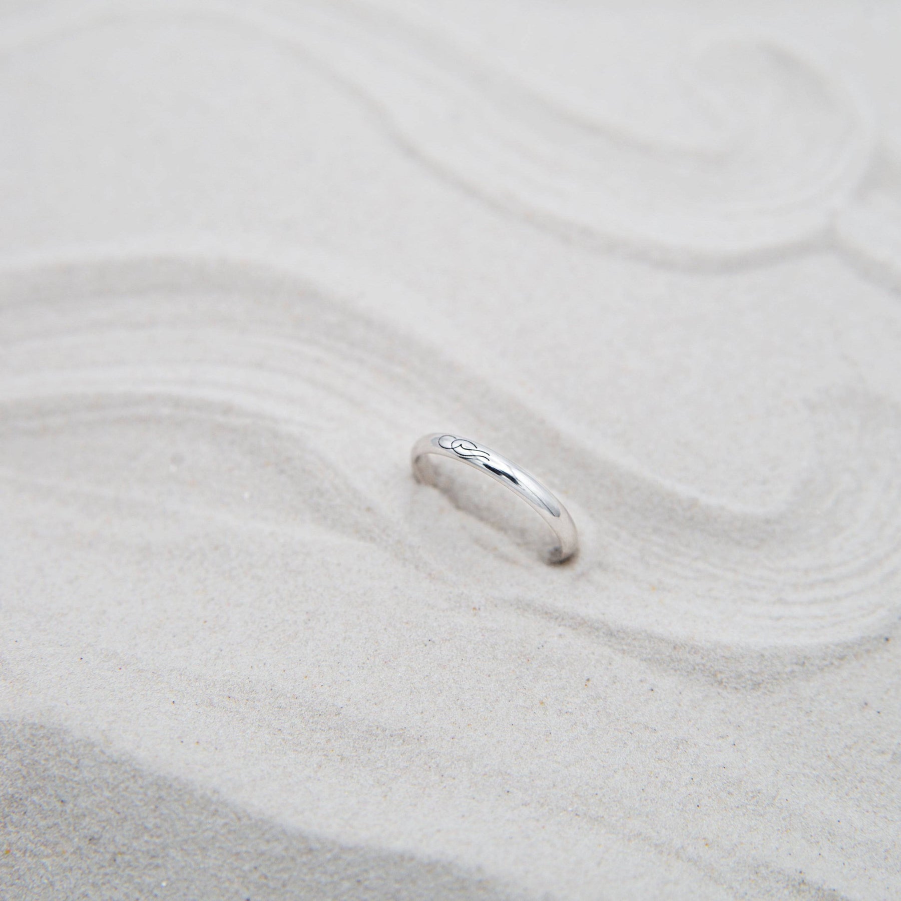 Close-up of a white gold L’éternelle Band