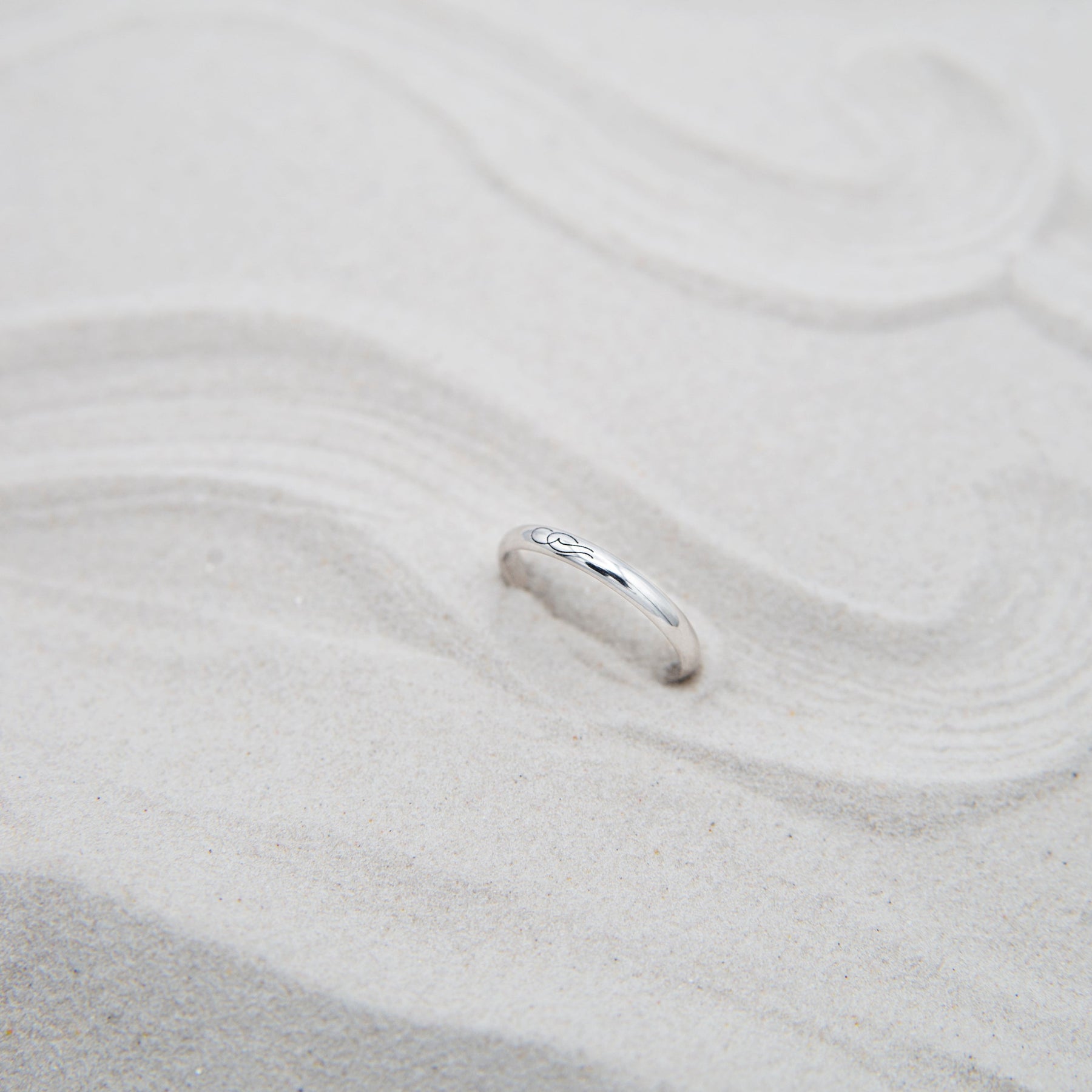 Close-up of a white gold L’éternelle Band