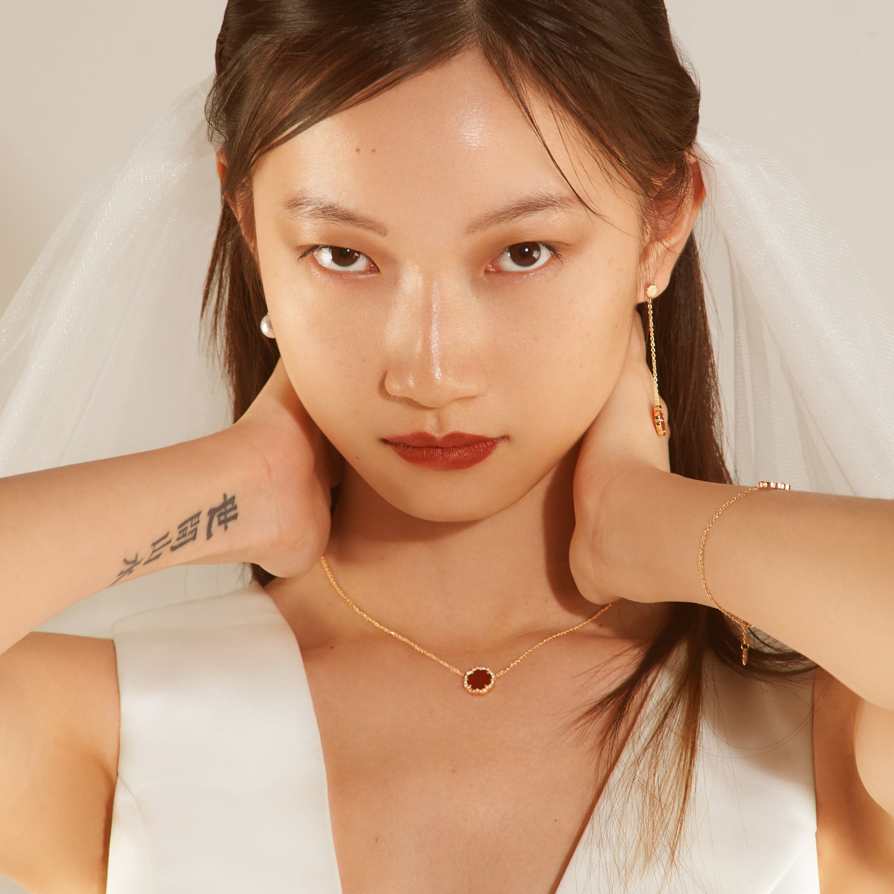 A model wearing a MIMOSA EN MÉMOIRE rose gold Pendant 25 Diamonds Carnelian