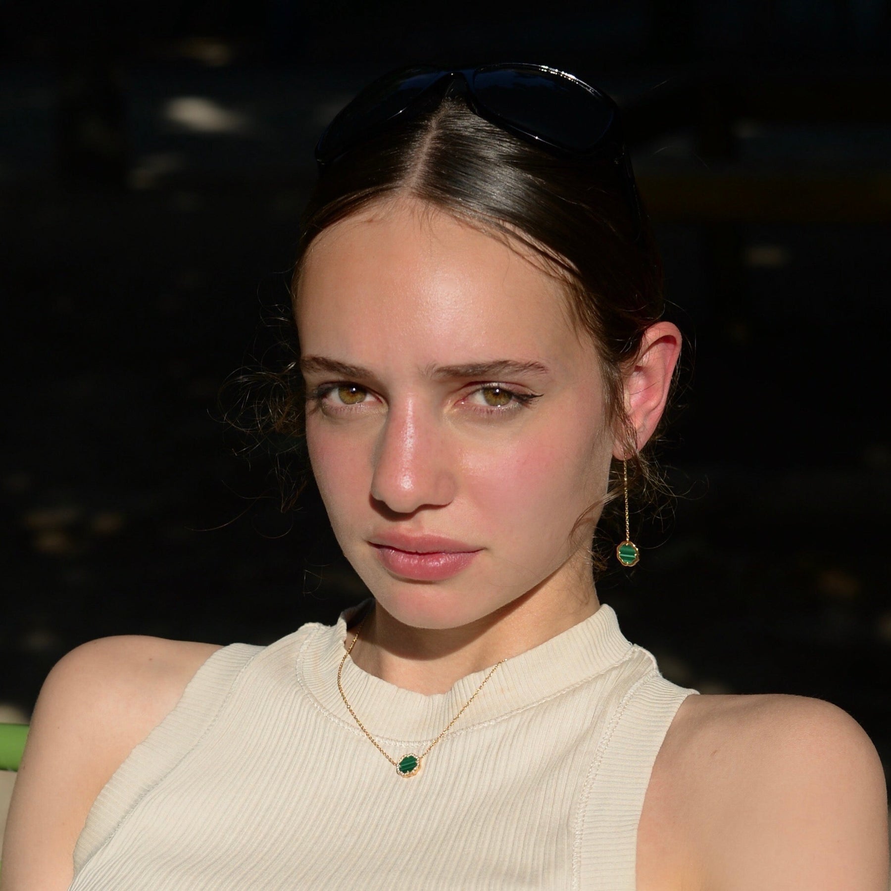 A model wearing a MIMOSA EN MÉMOIRE rose gold Pendant 25 Diamonds Malachite