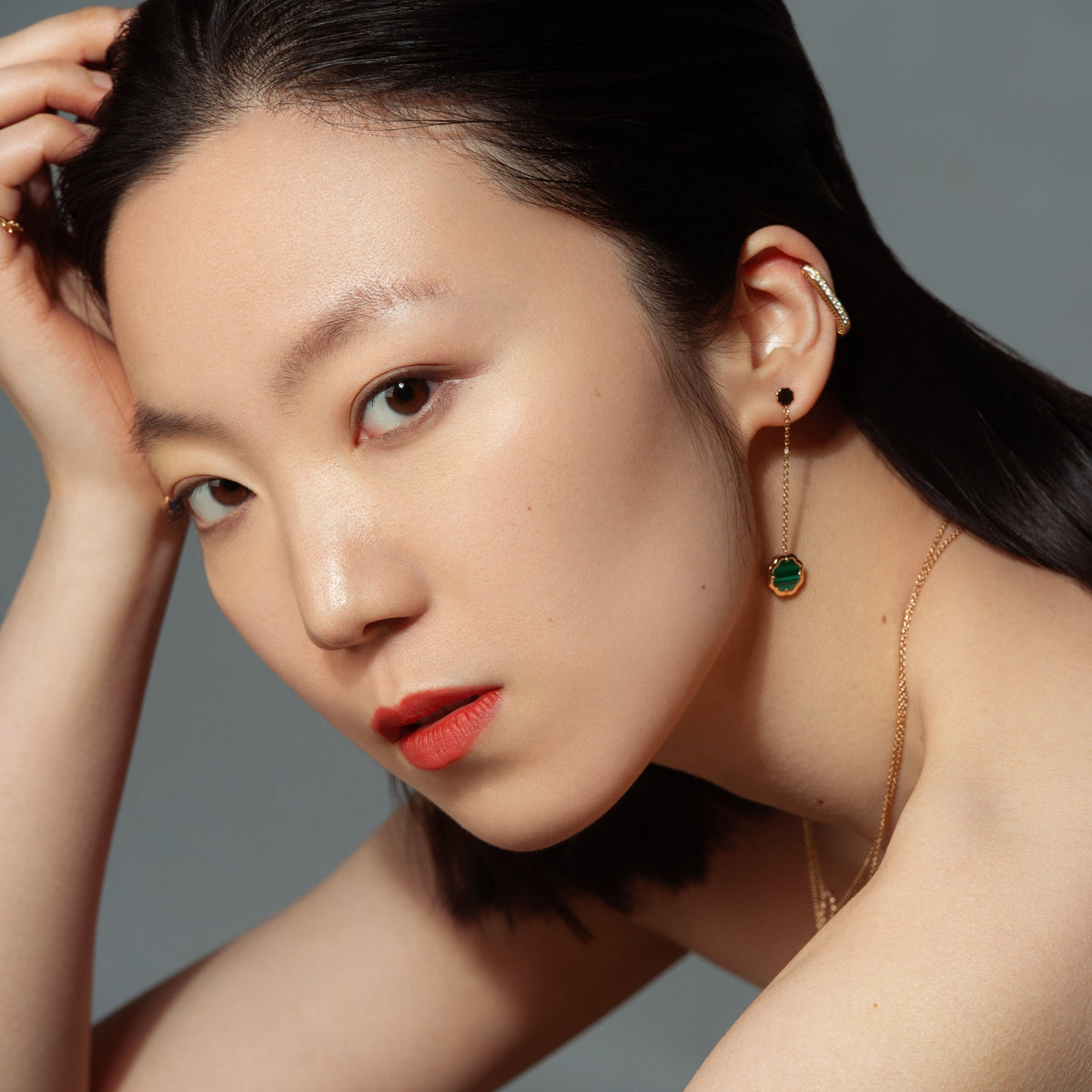 A model wearing Minimalist MIMOSA EN MÉMOIRE rose gold Earrings Malachite