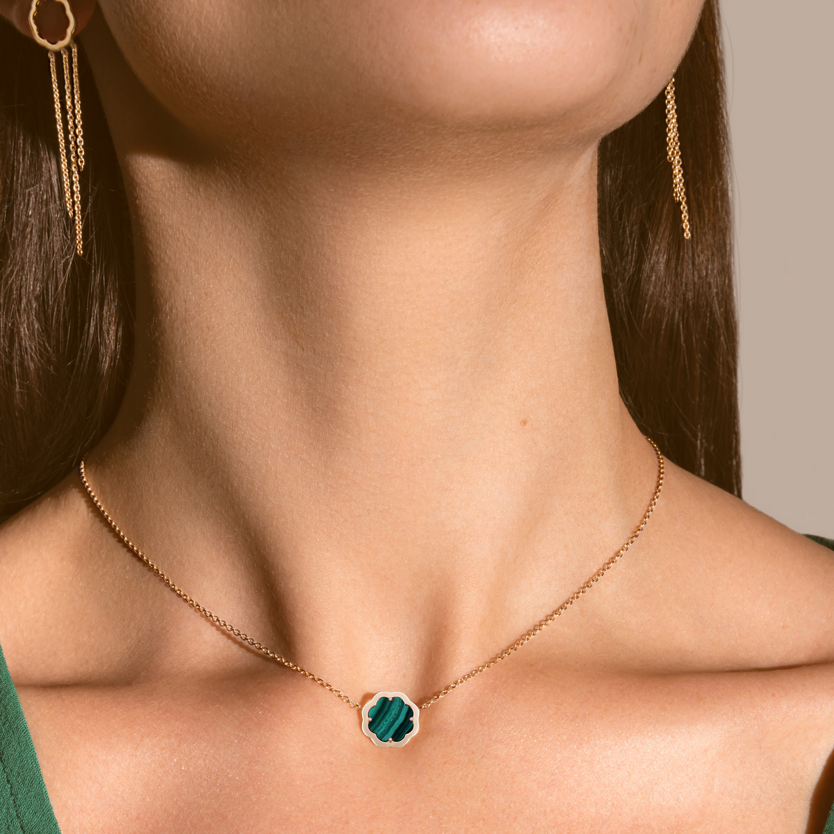 A model wearing a Minimalist MIMOSA EN MÉMOIRE rose gold Pendant necklace Malachite