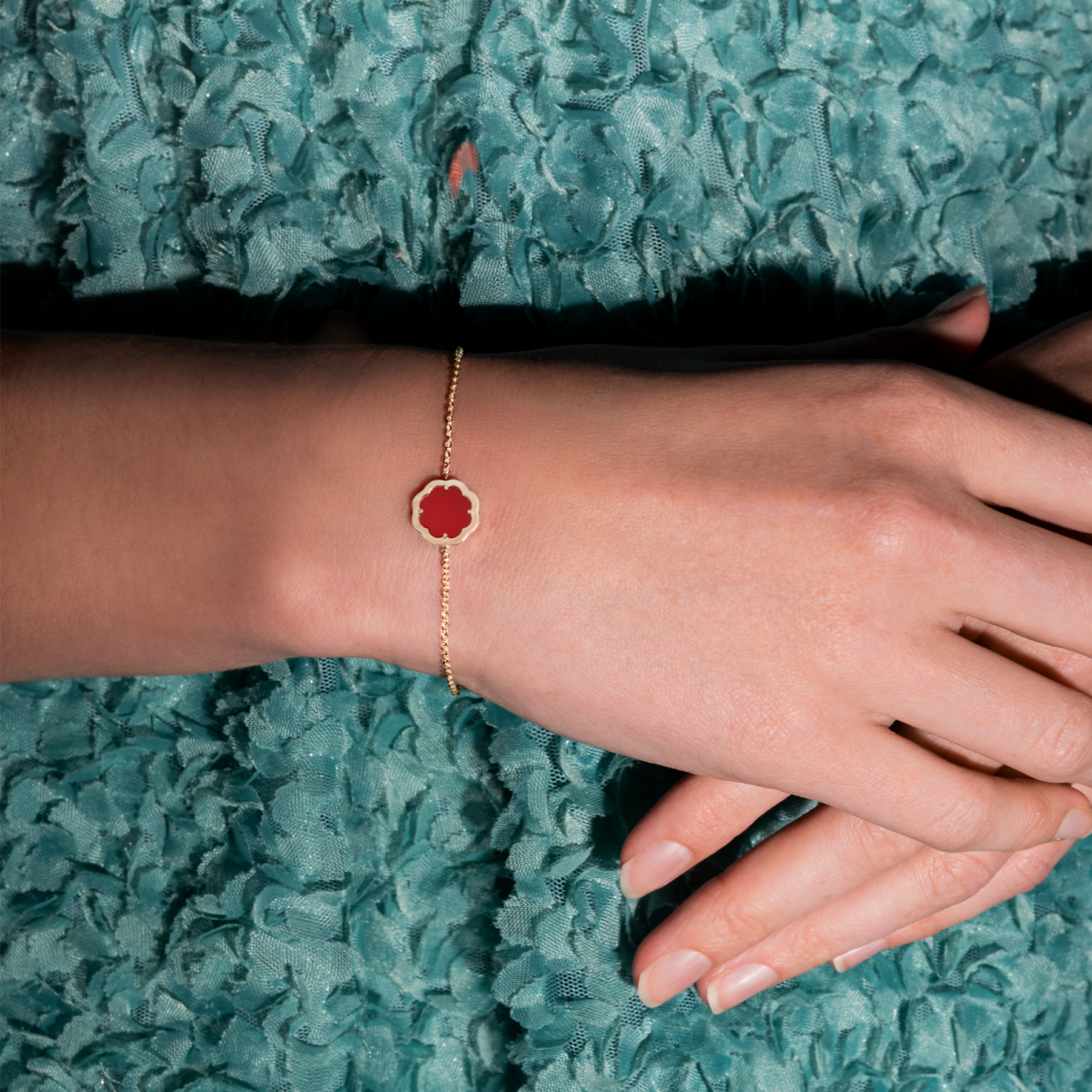 Close-up of a model wearing a Minimalist MIMOSA EN MÉMOIRE rose gold Bracelet Carnelian